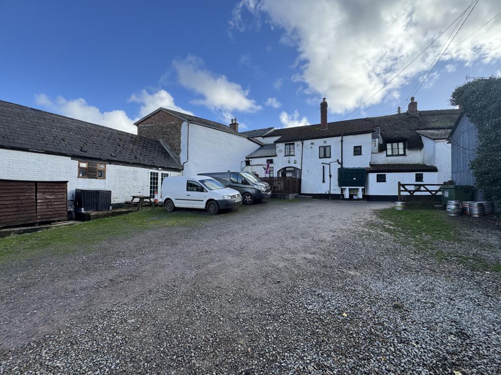 Lot: 115 - PUBLIC HOUSE WITH GUEST ACCOMMODATION - Car park and rear of the public house